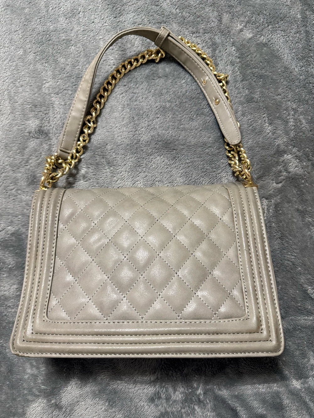 BCBG Quilted Shoulder Bag in Light Gray with Gold Chain - Picture 3 of 12
